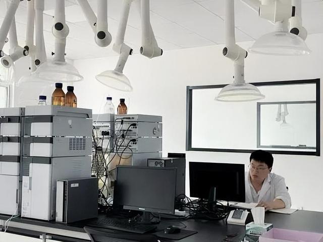 連日來(lái),公司的合成,質(zhì)量研究,微生物室等多個(gè)實(shí)驗(yàn)部門(mén)的20余位一線(xiàn)